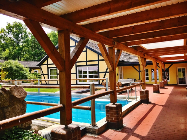 Terrasse mit Swimmingpool vor der Selbstständigengruppe